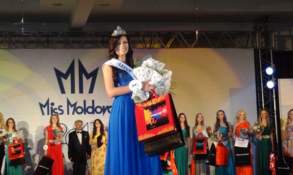 Miss Moldova, parodiata de un scenarist de la noi. Vezi cum o imita vorbind in engleza – VIDEO